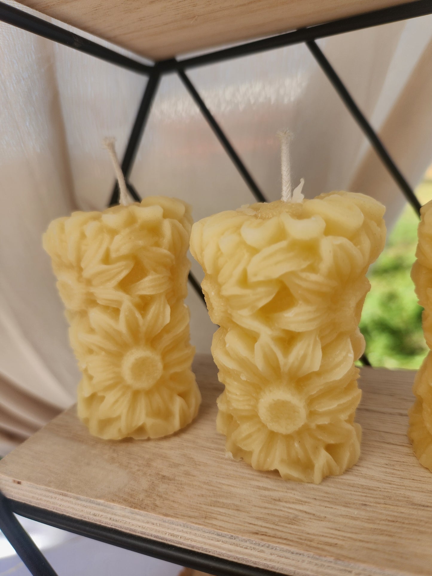 Bougie pilier en cire d'abeille en forme de fleur