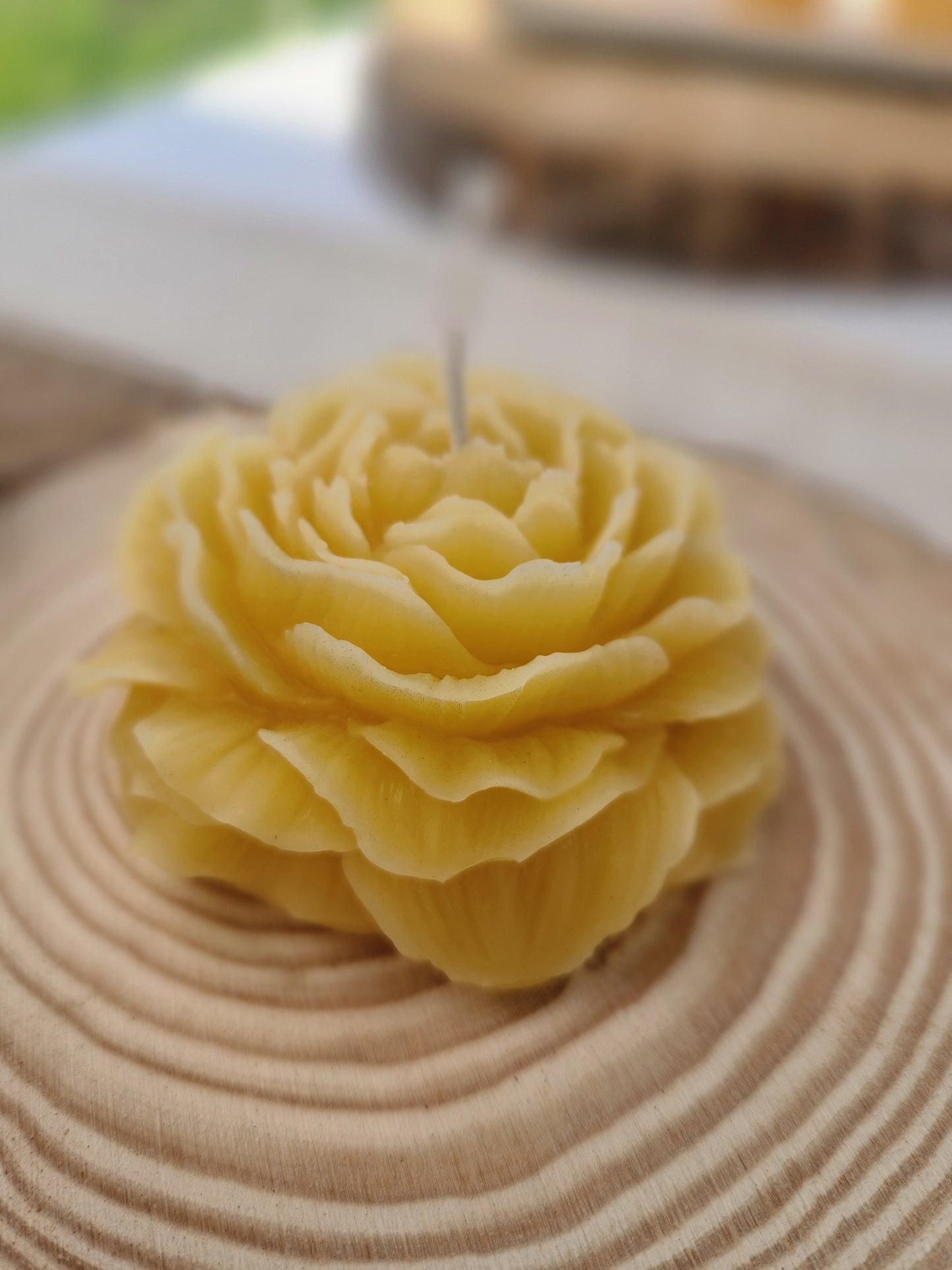 Bougie en cire d'abeille pivoine