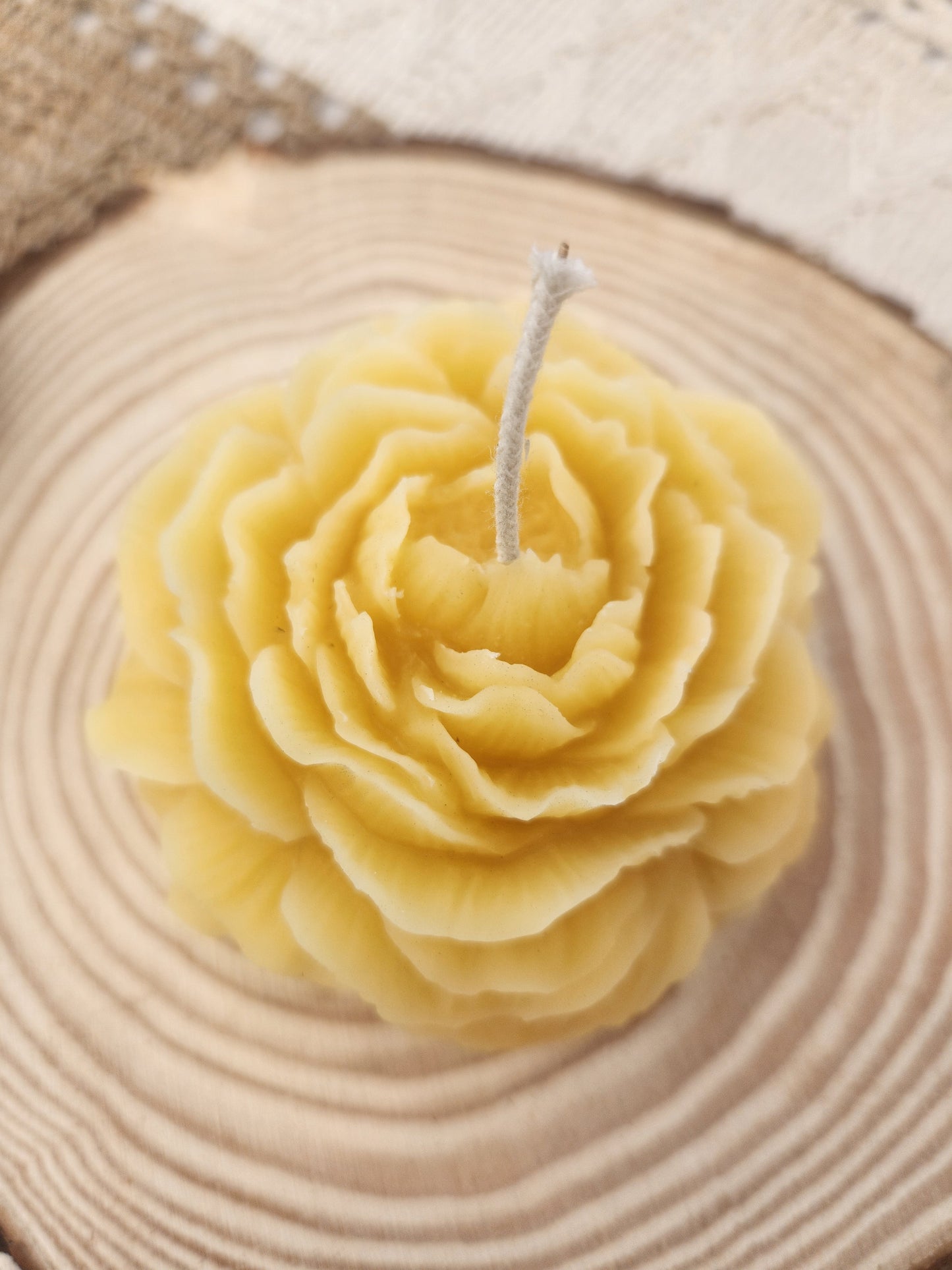 Bougie en cire d'abeille pivoine