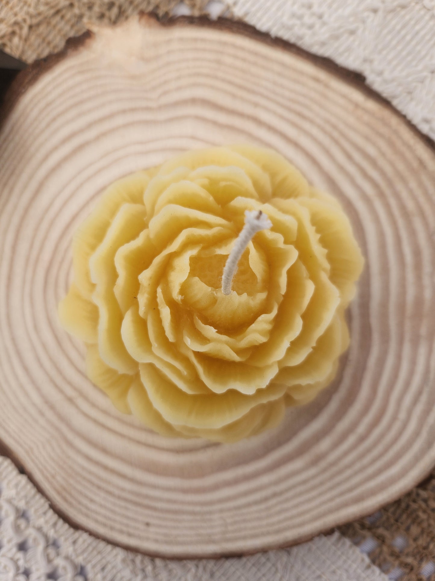 Bougie en cire d'abeille pivoine