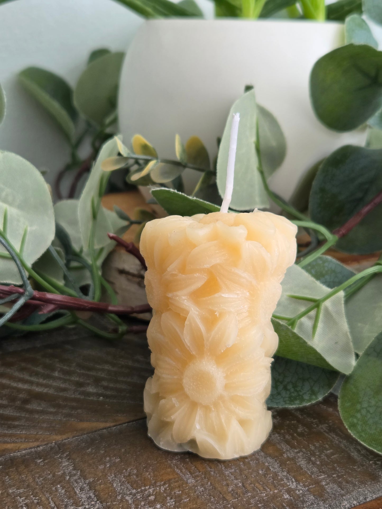 Daisy Pillar Beeswax Candle - Natural